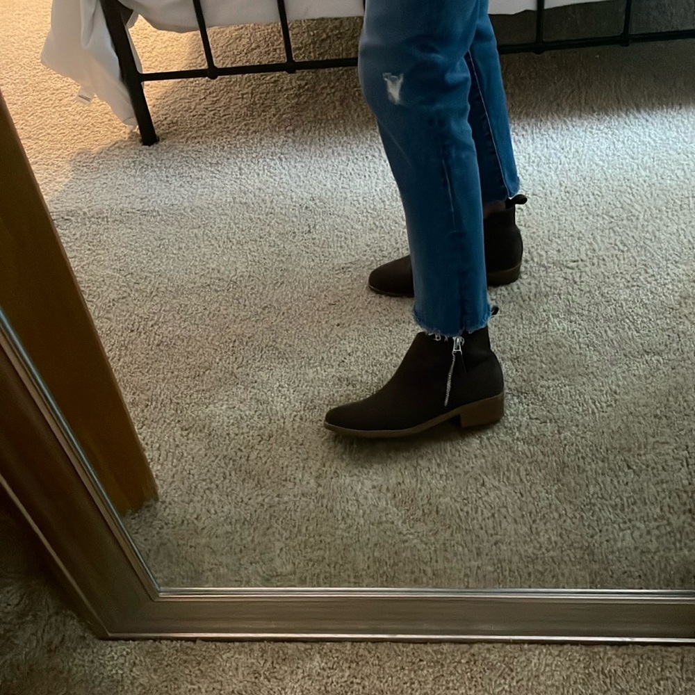 Women’s universal thread size 7 ankle boot brown.